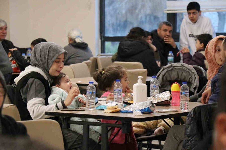 Yurtlarda Konaklayan Depremzedeler: “en Önemlisi Dışarıda Değiliz, Sıcacık Bir Ortamda Yaşıyoruz”