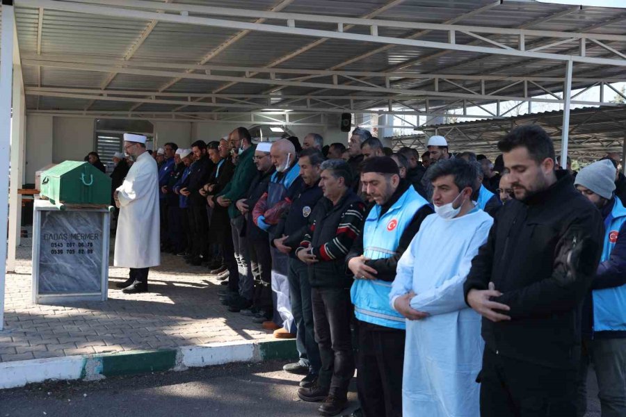 Diyanet İşleri Başkanı Erbaş, Depremde Hayatını Kaybeden Anne Ve Oğlunun Cenaze Namazını Kıldırdı