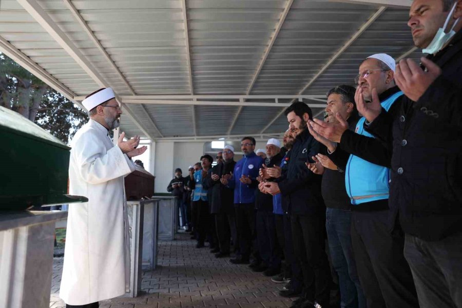 Diyanet İşleri Başkanı Erbaş, Depremde Hayatını Kaybeden Anne Ve Oğlunun Cenaze Namazını Kıldırdı