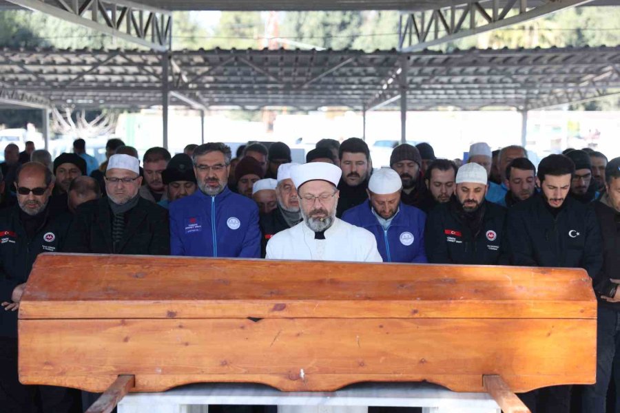 Diyanet İşleri Başkanı Erbaş, Depremde Hayatını Kaybeden Anne Ve Oğlunun Cenaze Namazını Kıldırdı