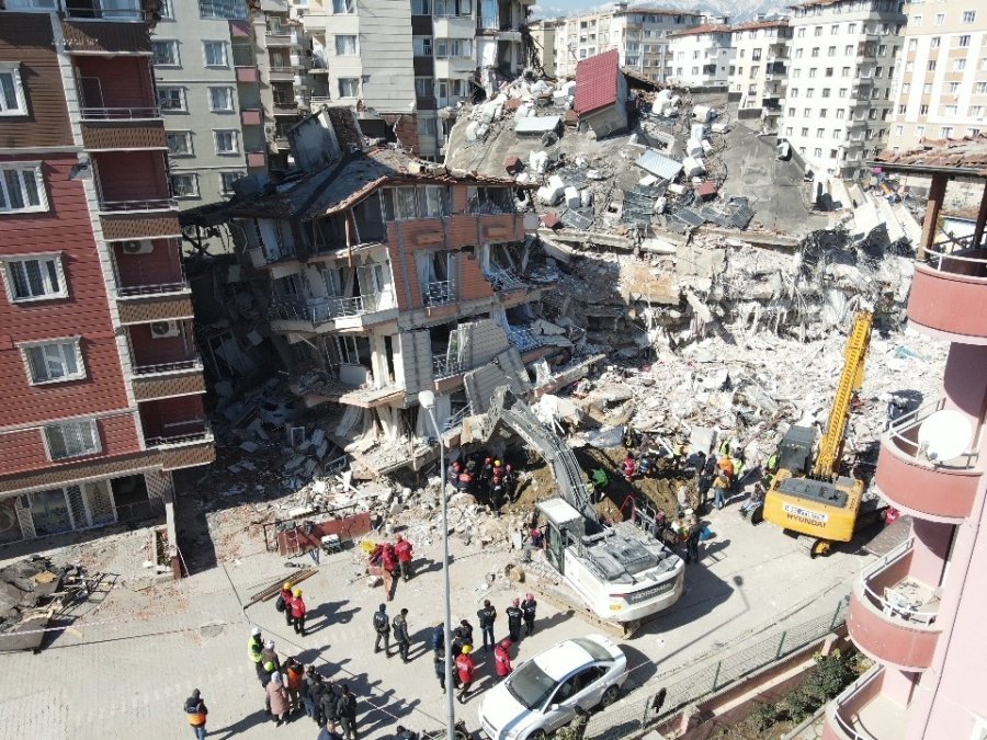 Asansör Boşluğundan İnip, Enkazdaki Genci Kurtardılar