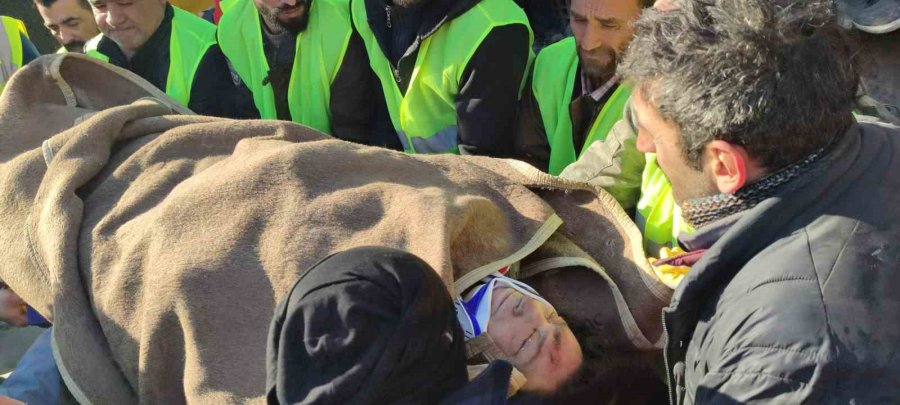 85 Saat Sonra Kurtarılan Kadın, İlk Olarak Torunlarını Sordu