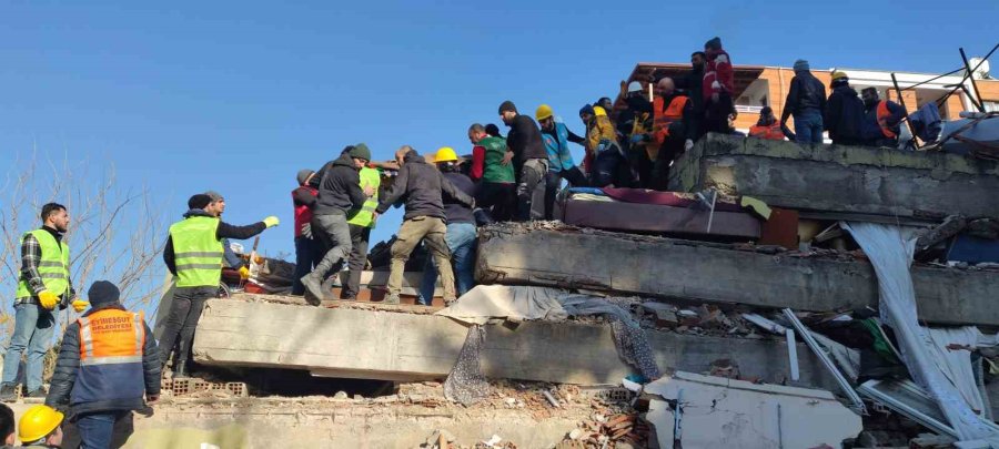 85 Saat Sonra Kurtarılan Kadın, İlk Olarak Torunlarını Sordu