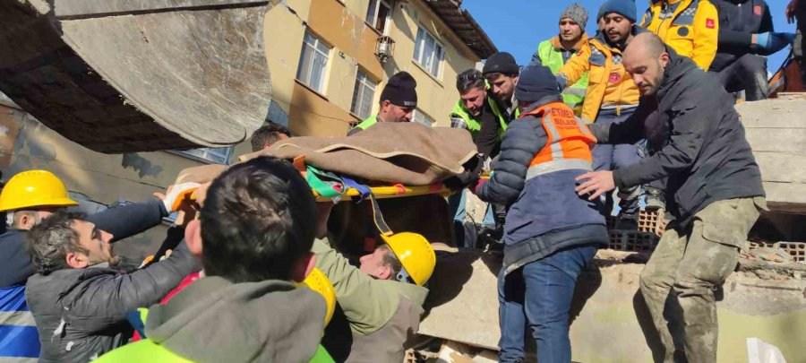 85 Saat Sonra Kurtarılan Kadın, İlk Olarak Torunlarını Sordu