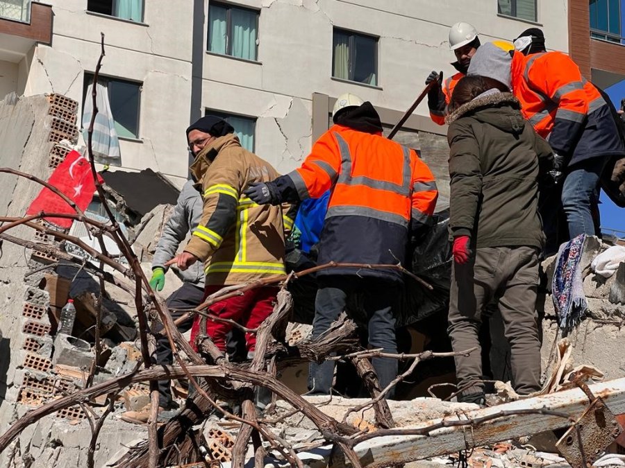 Yalova Ekipleri 82 Saat Sonra Enkazda 2’si Çocuk 6 Kişiyi Çıkardı