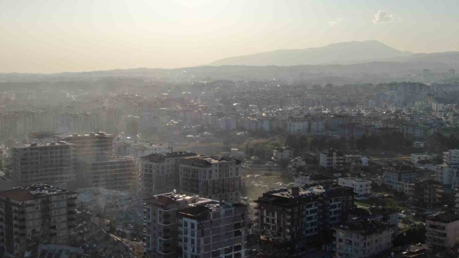 Hatay’da Enkaz Çalışmalarının Ardından Gökyüzü Toz Bulutuyla Kaplandı