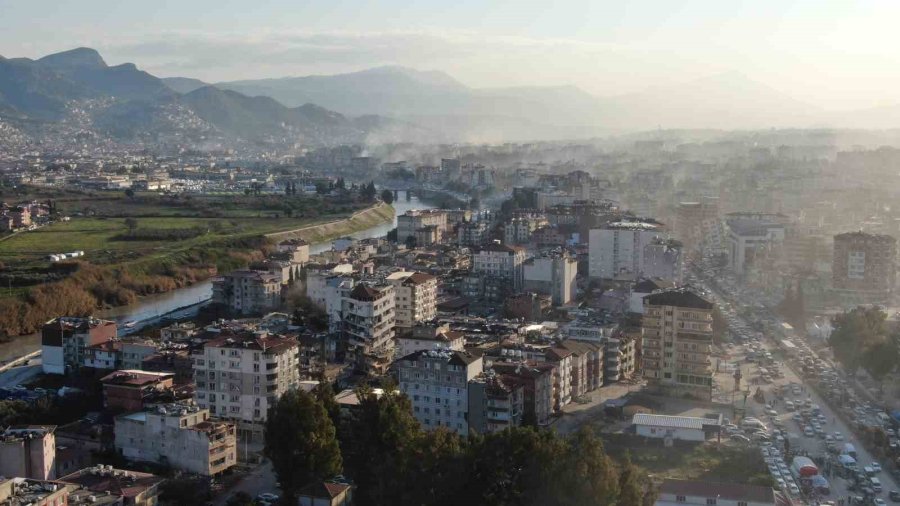 Hatay’da Enkaz Çalışmalarının Ardından Gökyüzü Toz Bulutuyla Kaplandı