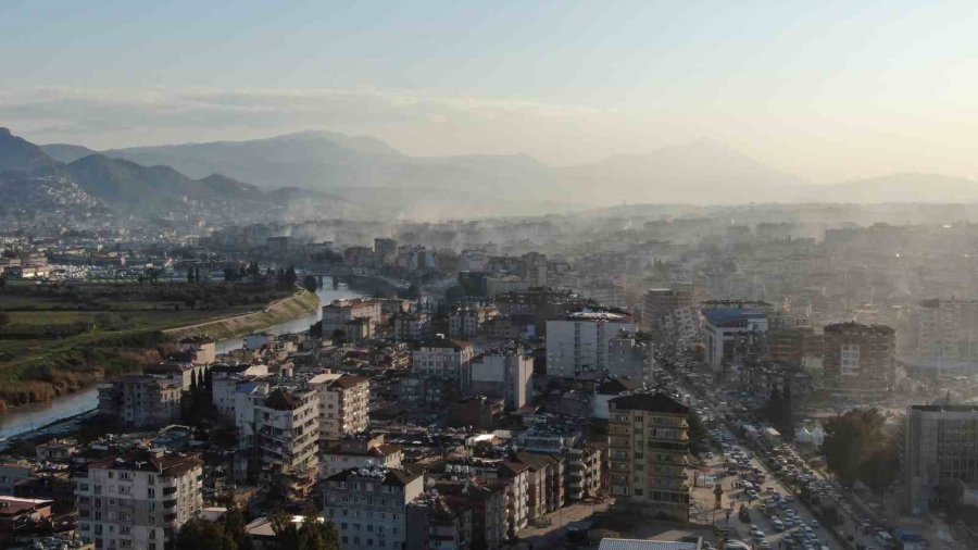 Hatay’da Enkaz Çalışmalarının Ardından Gökyüzü Toz Bulutuyla Kaplandı