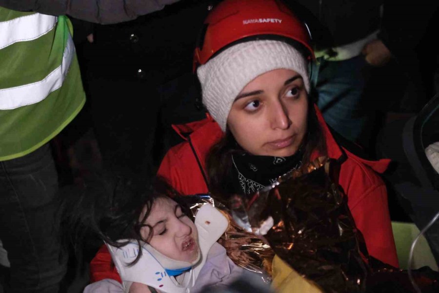 Hatay’da Enkaz Altından 72 Saat Sonra Bir Kız Çocuğu Sağ Olarak Çıkarıldı