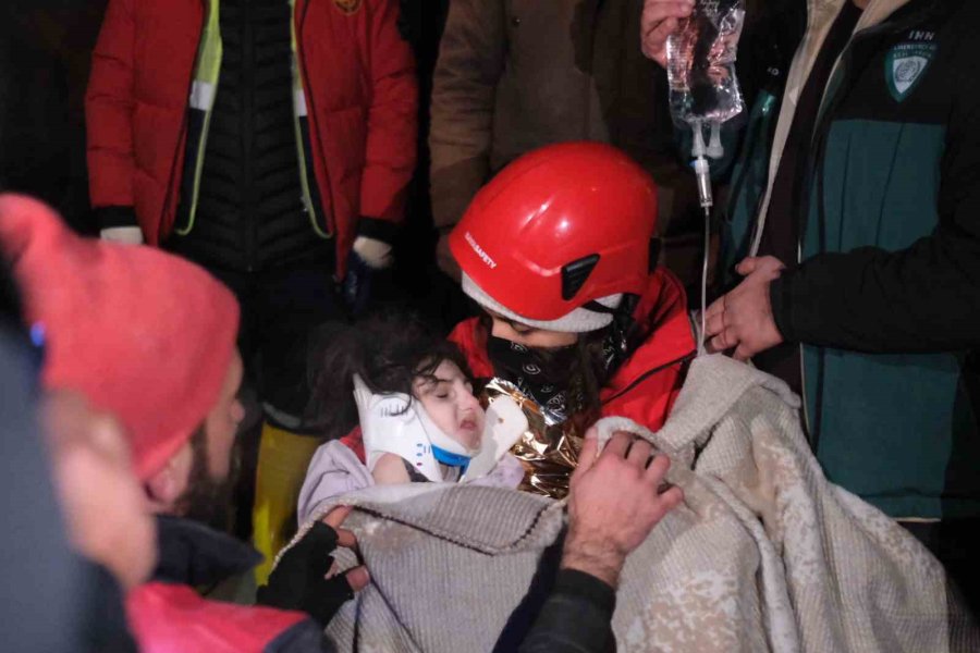 Hatay’da Enkaz Altından 72 Saat Sonra Bir Kız Çocuğu Sağ Olarak Çıkarıldı