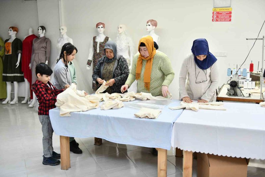 Esenyurtlu Kadınlar Depremzedeler İçin Üretiyor