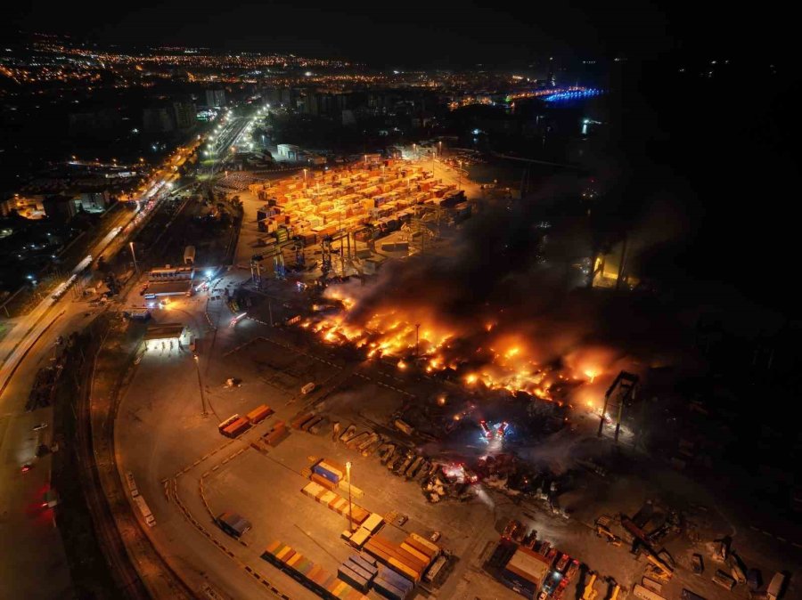 İskenderun Limanı’nda 54 Saattir Devam Eden Yangın Dron İle Havadan Görüntülendi