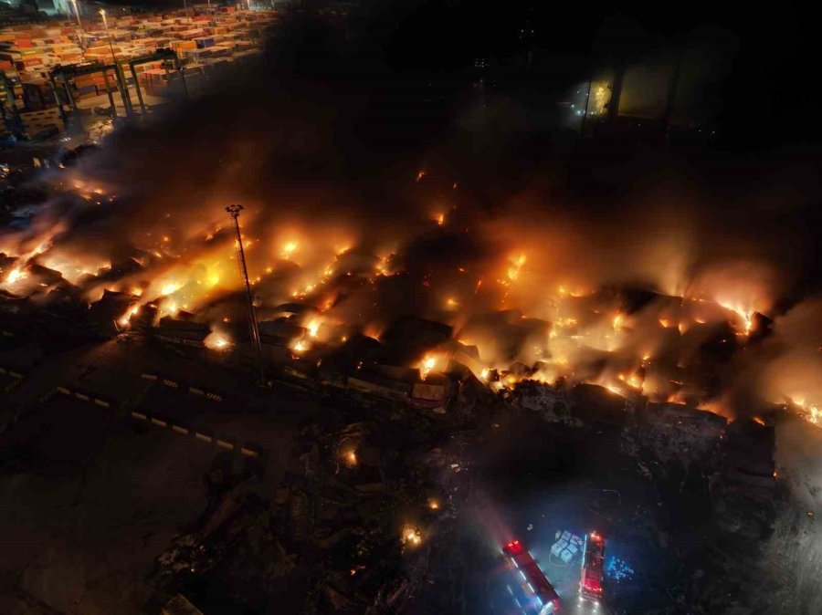 İskenderun Limanı’nda 54 Saattir Devam Eden Yangın Dron İle Havadan Görüntülendi