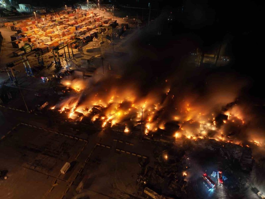 İskenderun Limanı’nda 54 Saattir Devam Eden Yangın Dron İle Havadan Görüntülendi