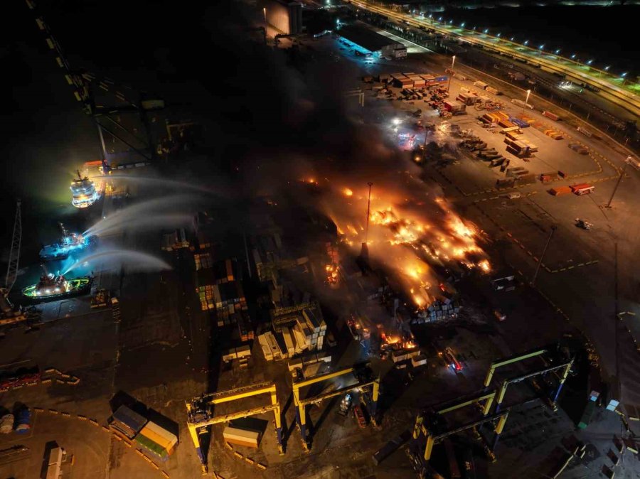 İskenderun Limanı’nda 54 Saattir Devam Eden Yangın Dron İle Havadan Görüntülendi