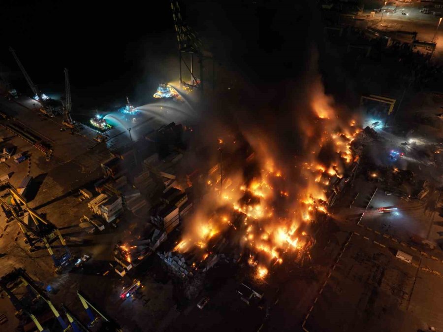 İskenderun Limanı’nda 54 Saattir Devam Eden Yangın Dron İle Havadan Görüntülendi