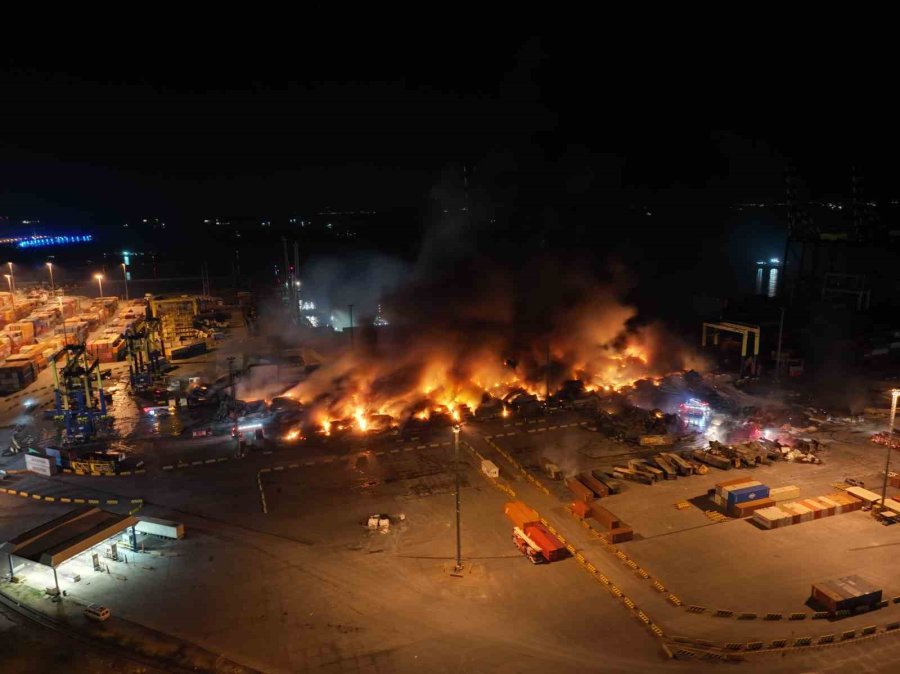 İskenderun Limanı’nda 54 Saattir Devam Eden Yangın Dron İle Havadan Görüntülendi