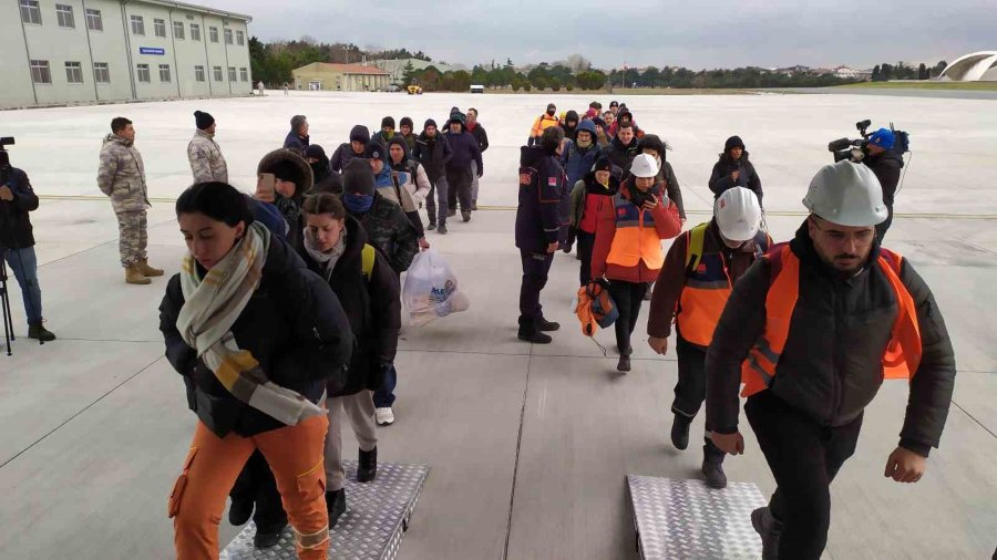 İstanbul’dan Deprem Bölgesine 52 Yeni Ekip Yola Çıktı