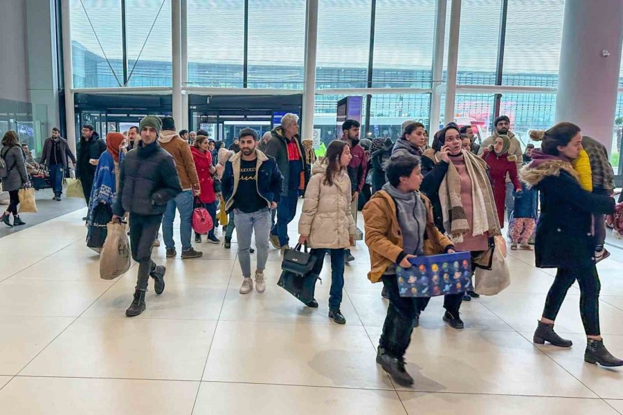 İstanbul’a Yakınlarının Yanına Gelen Depremzedeler Yaşadıkları O Anları Anlattı