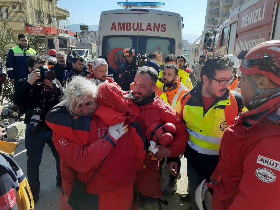 250 Daireli Rezidansın Enkazından 81 Saat Sonra Sağ Çıkarıldı