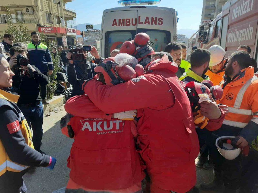 250 Daireli Rezidansın Enkazından 81 Saat Sonra Sağ Çıkarıldı