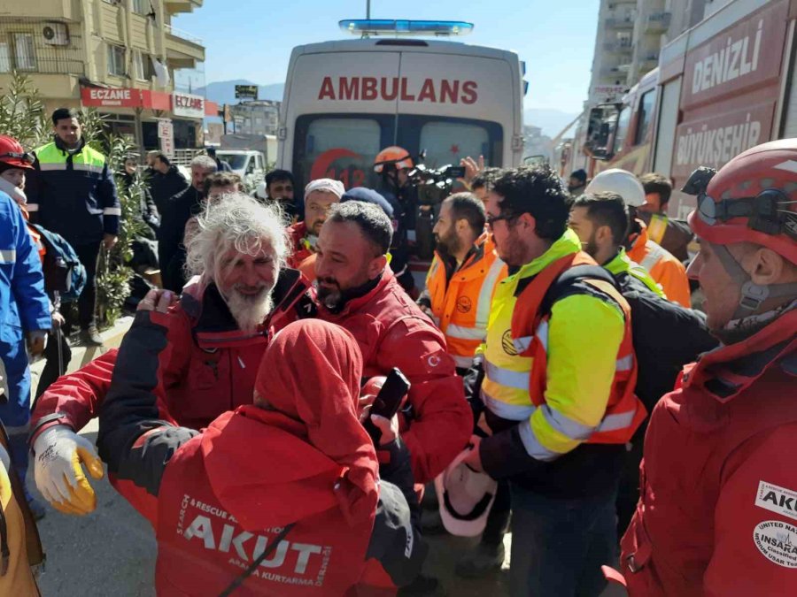 250 Daireli Rezidansın Enkazından 81 Saat Sonra Sağ Çıkarıldı