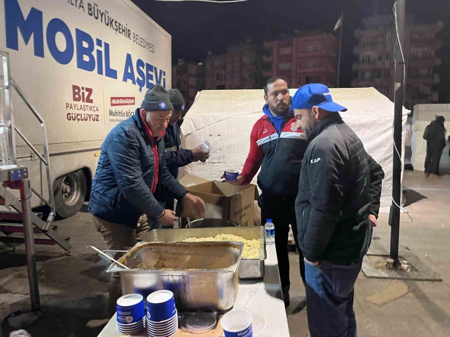 Hatay’da Depremzedeler İçin Çadır Ve Yemek Dağıtımları Başladı