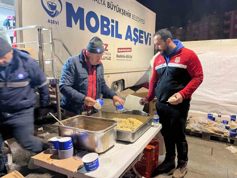 Hatay’da Depremzedeler İçin Çadır Ve Yemek Dağıtımları Başladı