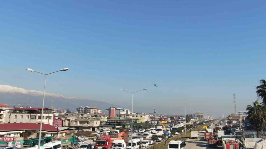 Deprem Bölgesi Hatay’a Askeri Helikopterler İle Yardım Sürüyor