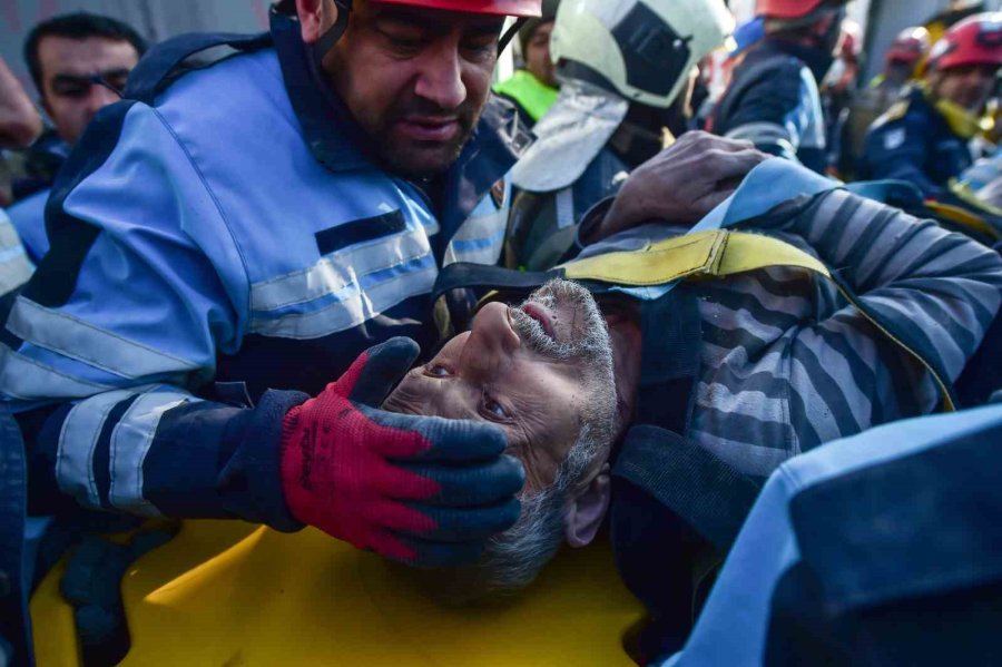 Kahramanmaraş’ta 3 Kişi Depremin 84’üncü Saatinde Enkazdan Sağ Çıkartıldı