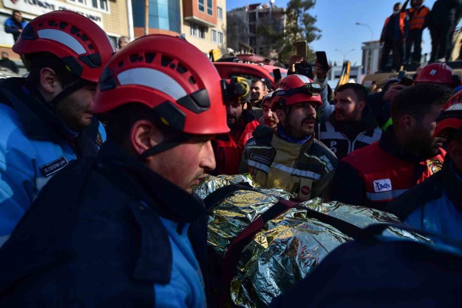 Kahramanmaraş’ta 3 Kişi Depremin 84’üncü Saatinde Enkazdan Sağ Çıkartıldı