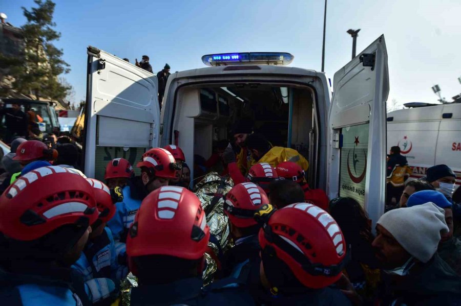 Kahramanmaraş’ta 3 Kişi Depremin 84’üncü Saatinde Enkazdan Sağ Çıkartıldı