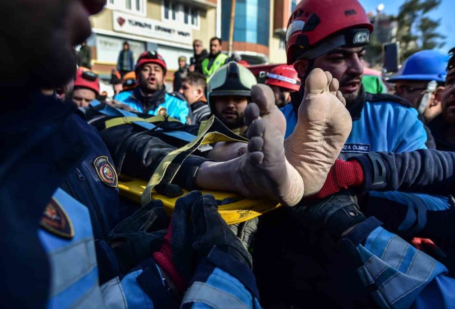 Kahramanmaraş’ta 3 Kişi Depremin 84’üncü Saatinde Enkazdan Sağ Çıkartıldı