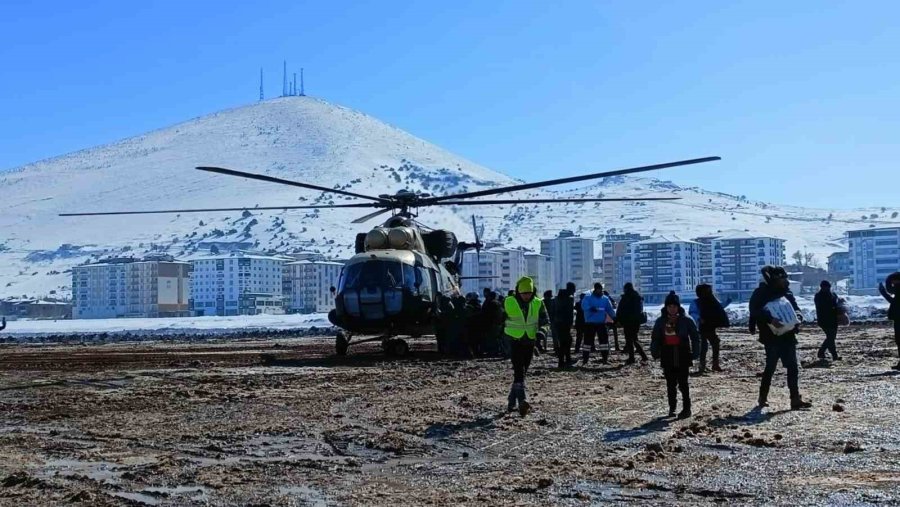 Köylere Askeri Helikopterlerle Erzak Sevkiyatı Yapılıyor