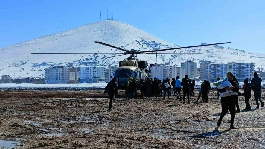 Köylere Askeri Helikopterlerle Erzak Sevkiyatı Yapılıyor