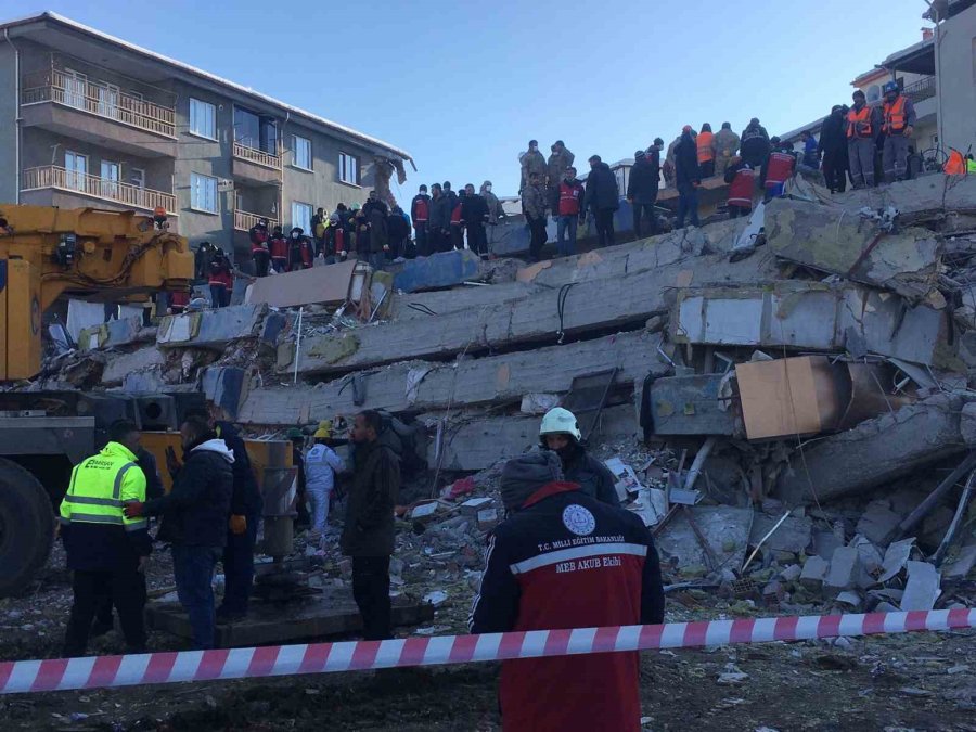 Enkaz Altından Ses Duymak İçin Yoğun Çaba Sarf Ediyorlar