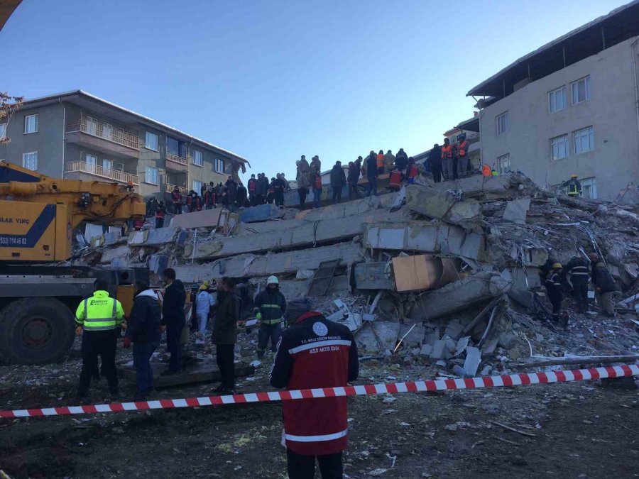 Enkaz Altından Ses Duymak İçin Yoğun Çaba Sarf Ediyorlar