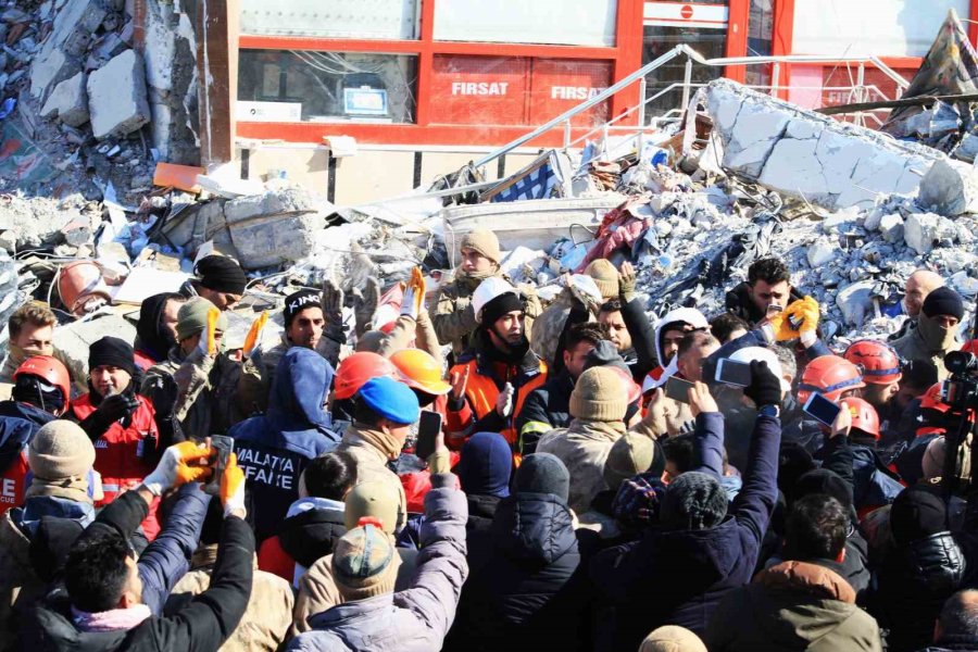 Malatya’da 81 Saat Sonra 72 Yaşındaki Depremzede Enkazdan Sağ Kurtarıldı