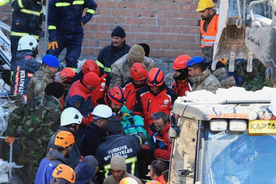 Malatya’da 81 Saat Sonra 72 Yaşındaki Depremzede Enkazdan Sağ Kurtarıldı