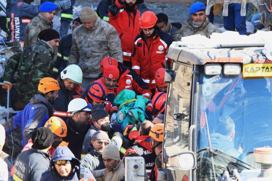 Malatya’da 81 Saat Sonra 72 Yaşındaki Depremzede Enkazdan Sağ Kurtarıldı