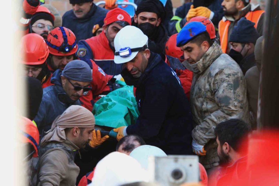 Malatya’da 81 Saat Sonra 72 Yaşındaki Depremzede Enkazdan Sağ Kurtarıldı