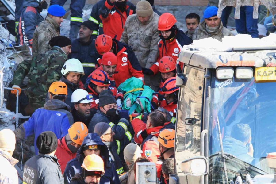 Malatya’da 81 Saat Sonra 72 Yaşındaki Depremzede Enkazdan Sağ Kurtarıldı