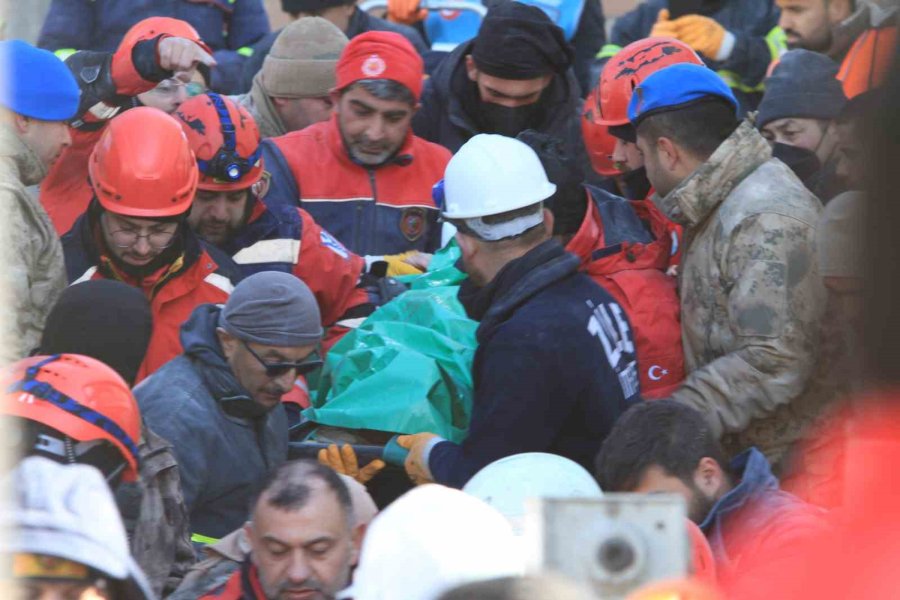 Malatya’da 81 Saat Sonra 72 Yaşındaki Depremzede Enkazdan Sağ Kurtarıldı