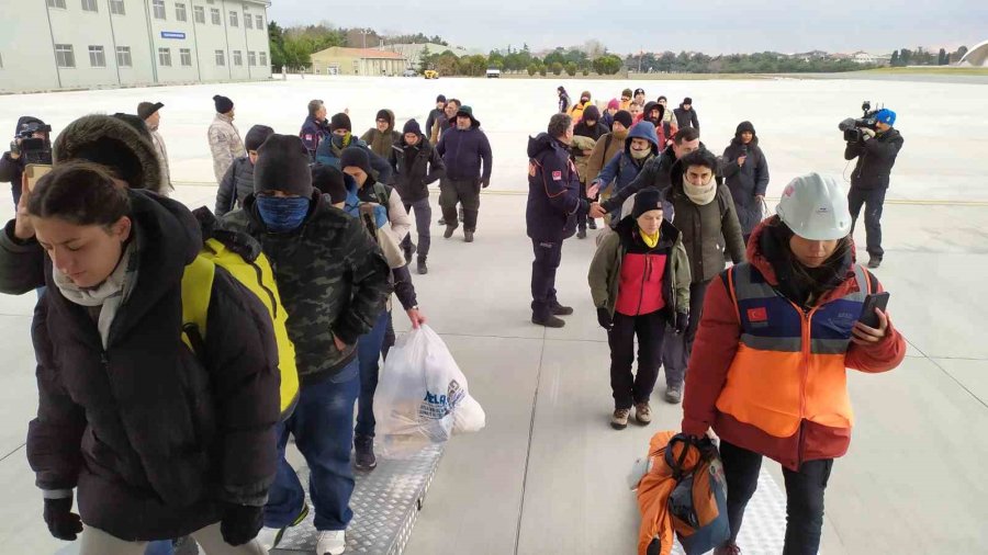 İstanbul’dan Deprem Bölgesine 52 Yeni Ekip Yola Çıktı