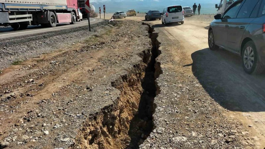 Depremde Yol Yarıldı, Ticari Araç İçine Düştü