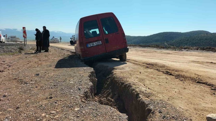 Depremde Yol Yarıldı, Ticari Araç İçine Düştü