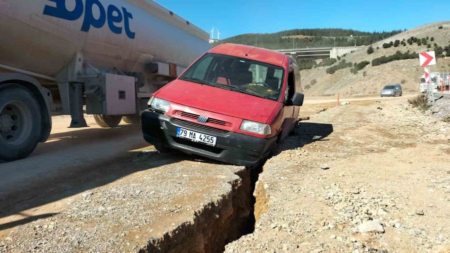 Depremde Yol Yarıldı, Ticari Araç İçine Düştü