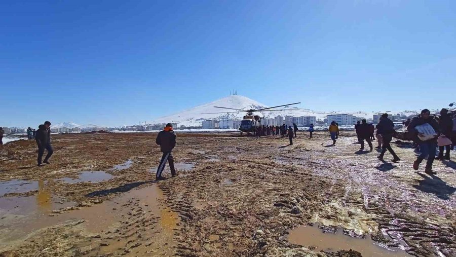 Köylere Askeri Helikopterlerle Erzak Sevkiyatı Yapılıyor