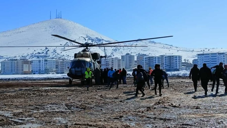 Köylere Askeri Helikopterlerle Erzak Sevkiyatı Yapılıyor