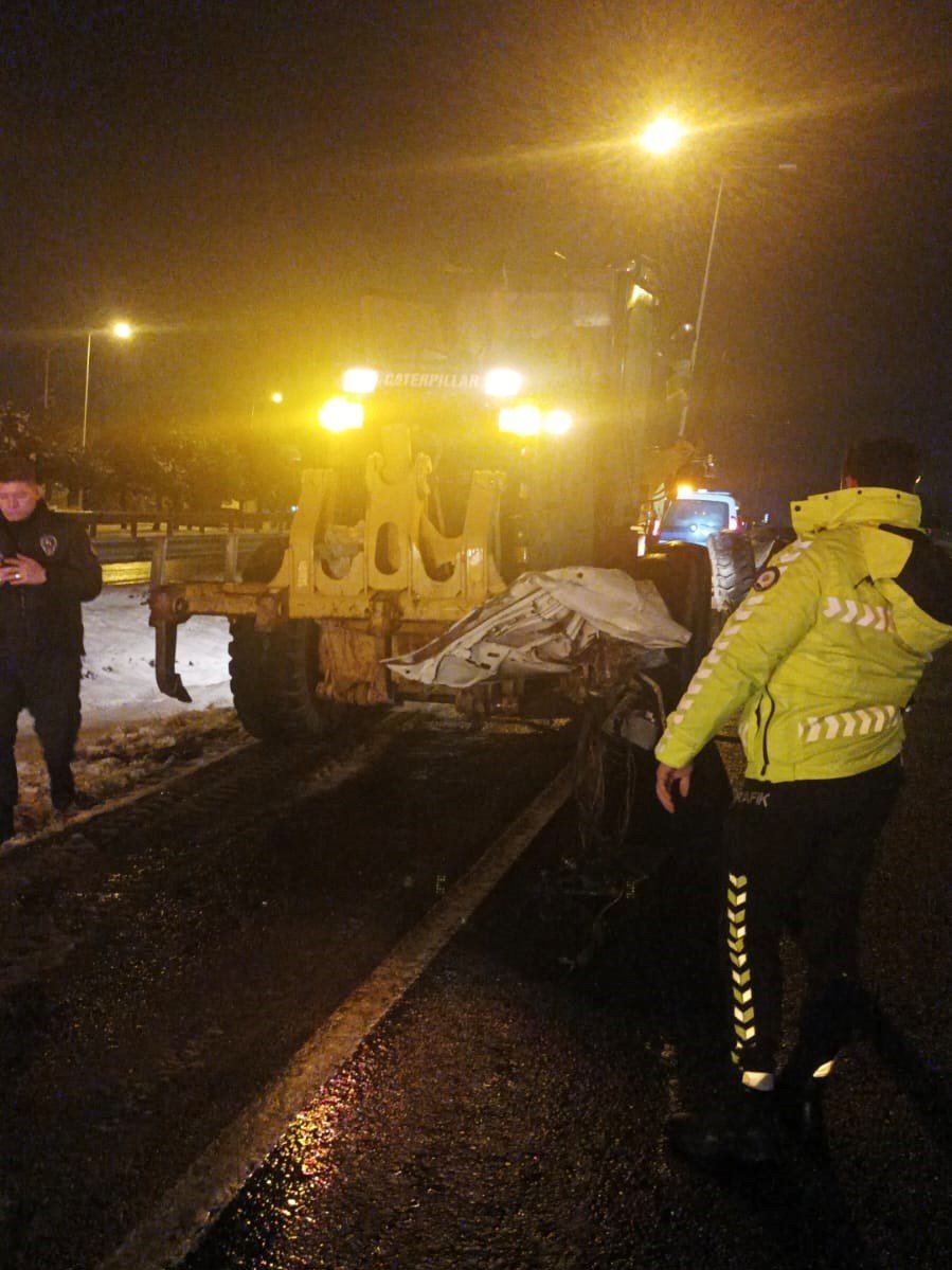 Silivri’de Otomobil Kar Küreme Aracına Ok Gibi Sapladı: 1 Ölü